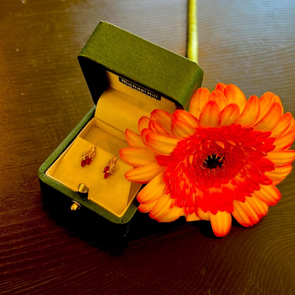 Gold and garnet stud earrings
